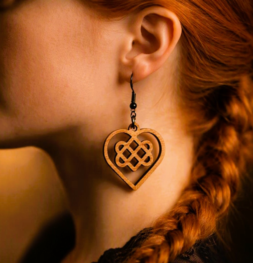 Boucles d'oreilles en bois de noyer Noeud Triple Coeur Celtique