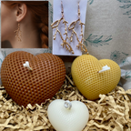 Coffret de 3 bougies artisanales texturées de trois tailles différentes en forme de cœur marron, beige et blanc avec boucles d'oreilles rameaux, couleur or rose ou argent