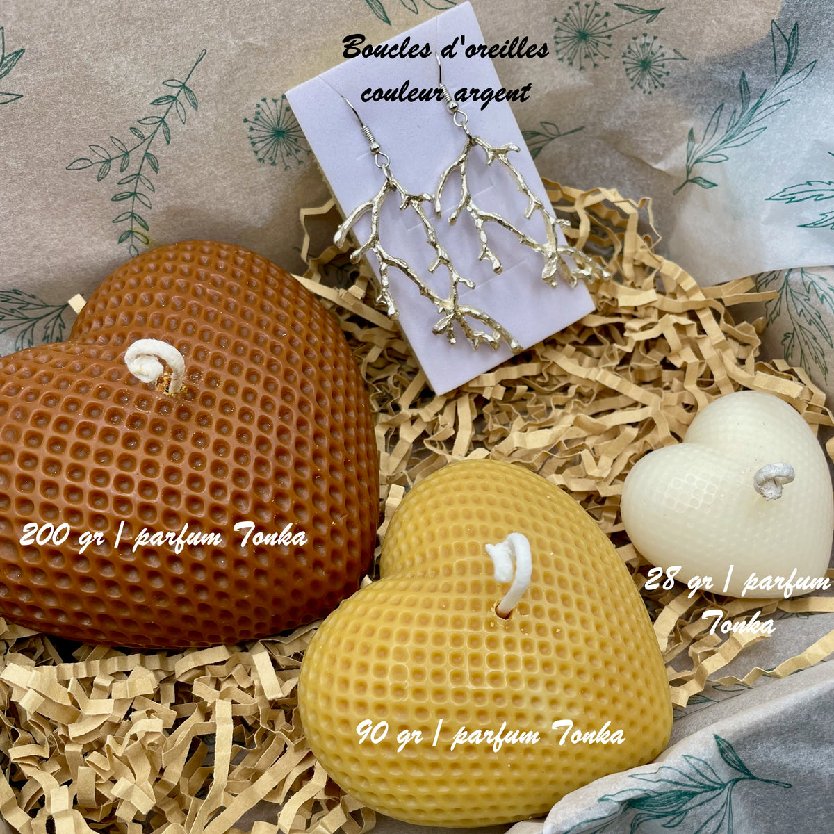 Coffret tri bougies en forme de coeur texturee couleurs gourmandes et boucles d'oreilles d'inspiration végétale couleur argent givré