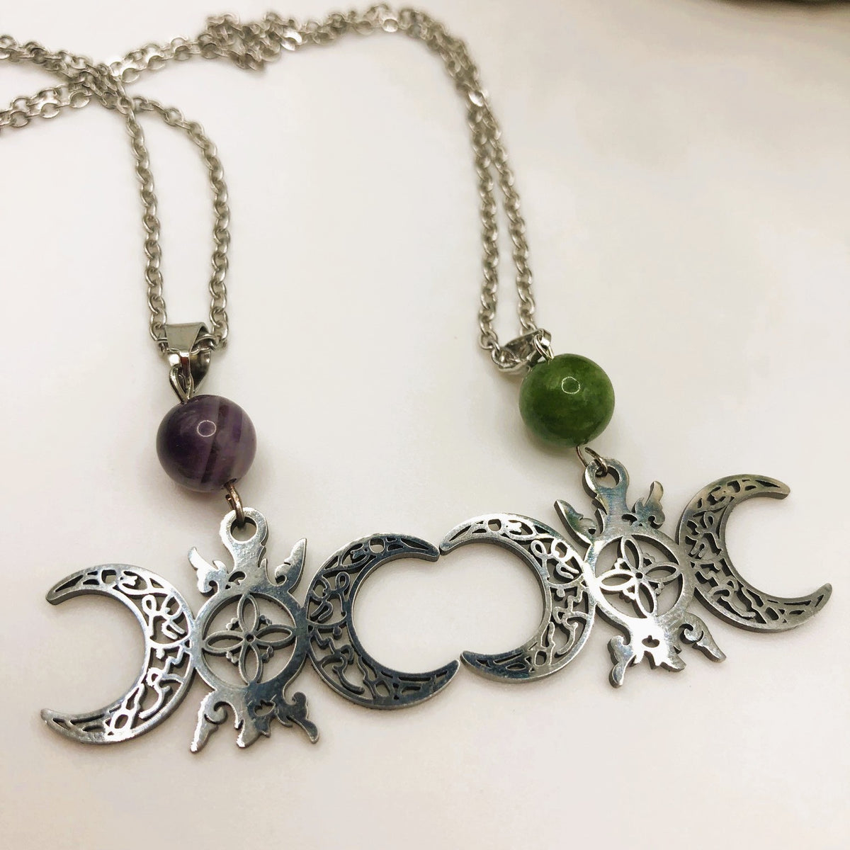 Chaine et pendentif noeud de sorcière & pierre naturelle