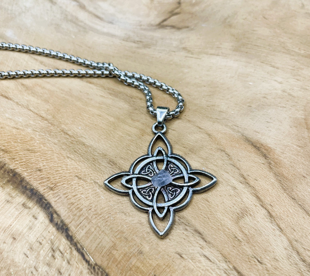 Chaine et pendentif noeud de sorcière orné de triquetra et gemmes