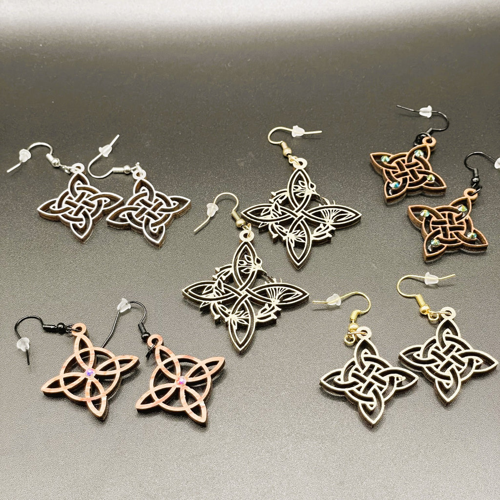 Boucles d'oreilles en bois de noyer doré Noeud de Sorcière