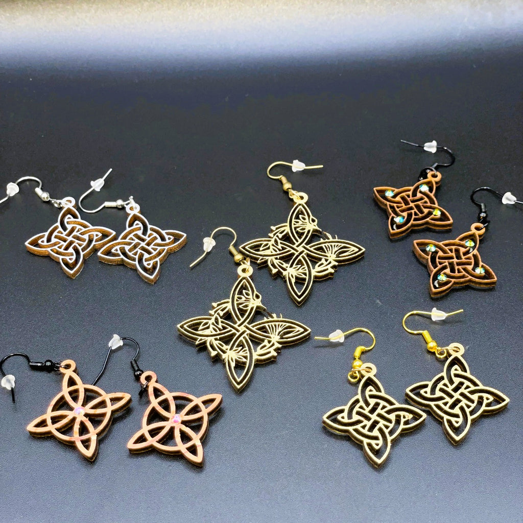 Boucles d'oreilles en bois de noyer doré Noeud de Sorcière