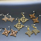 Boucles d'oreilles en bois de noyer doré Noeud de Sorcière