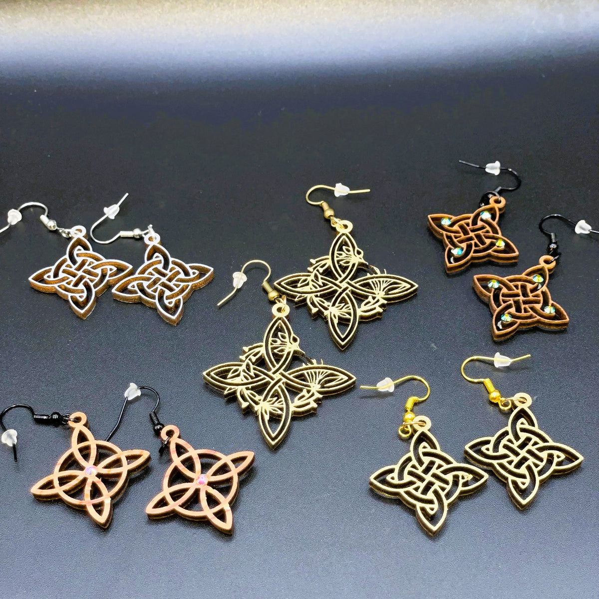 Boucles d'oreilles en bois argenté Noeud de Sorcière