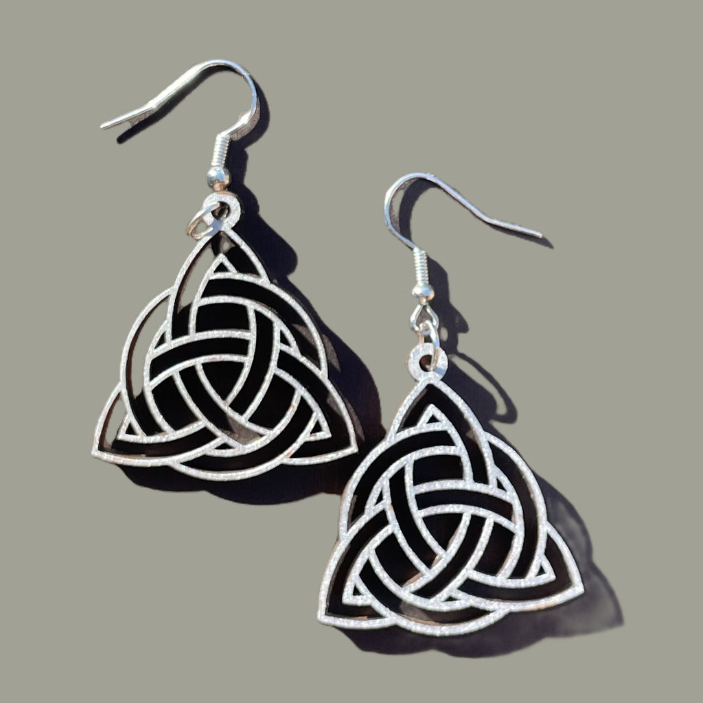 Boucles d'oreilles en bois de noyer argenté Triquetra