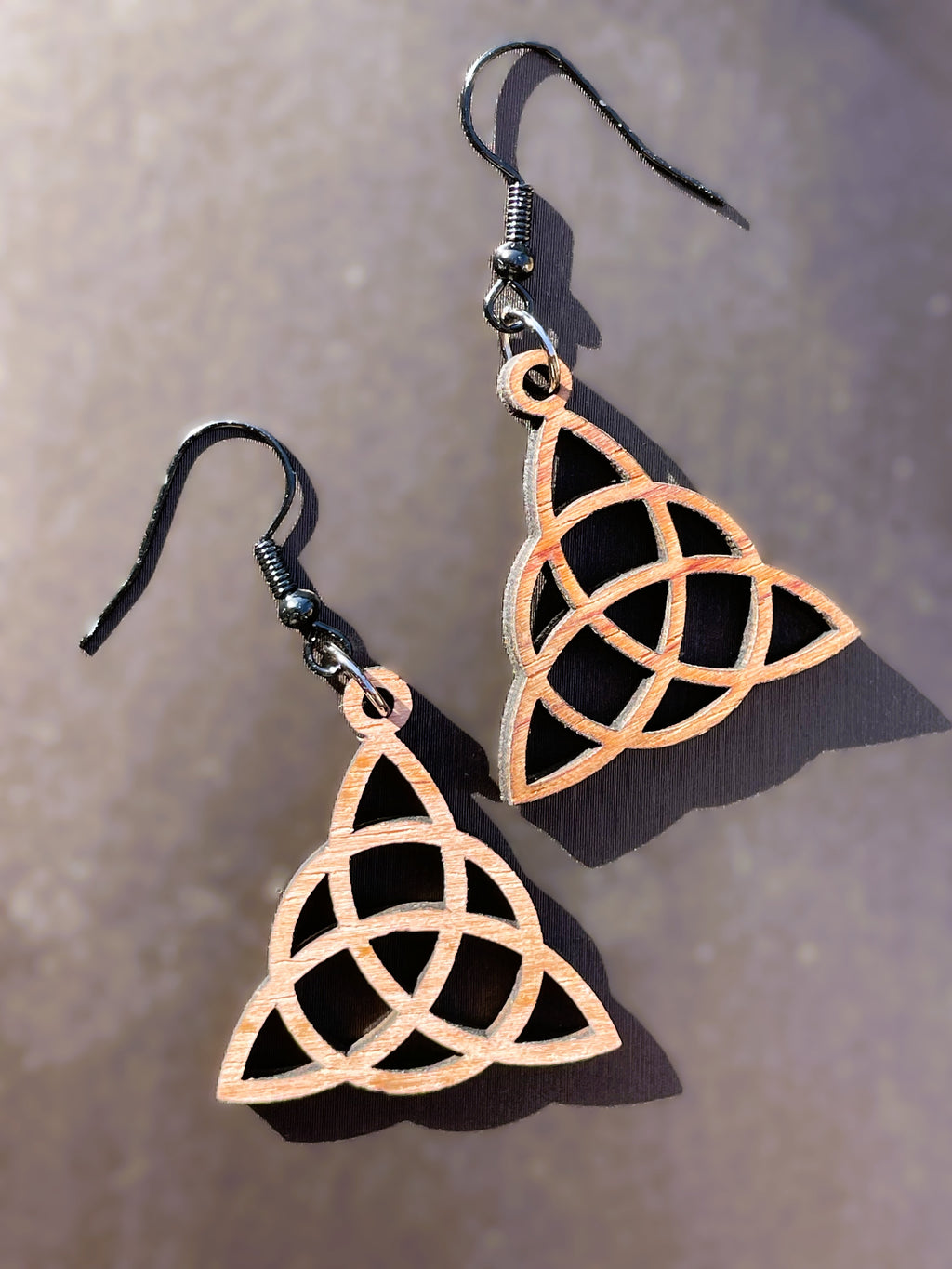 Boucles d'oreilles en bois de noyer naturel Triquetra