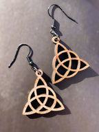 Boucles d'oreilles en bois de noyer naturel Triquetra