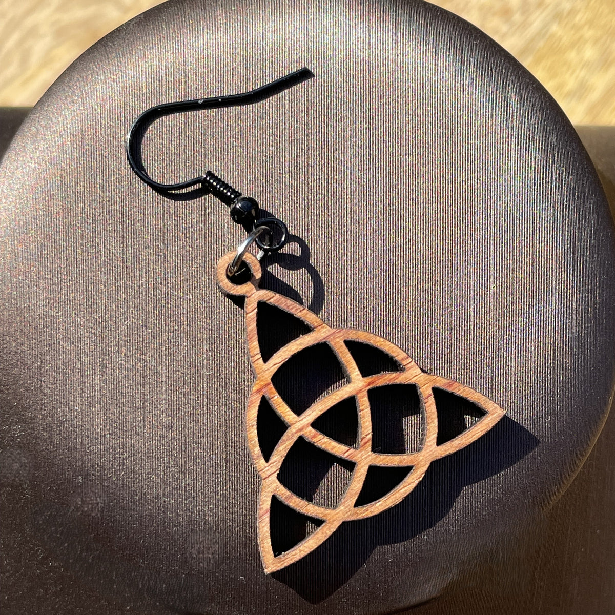 Boucles d'oreilles en bois de noyer naturel Triquetra