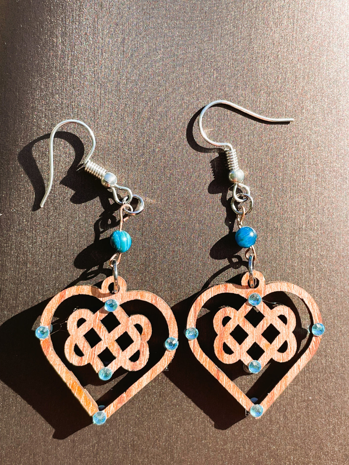 Boucles d'oreilles en noyer Triple Coeur Celtique & Strass & perle oeil du tigre bleu