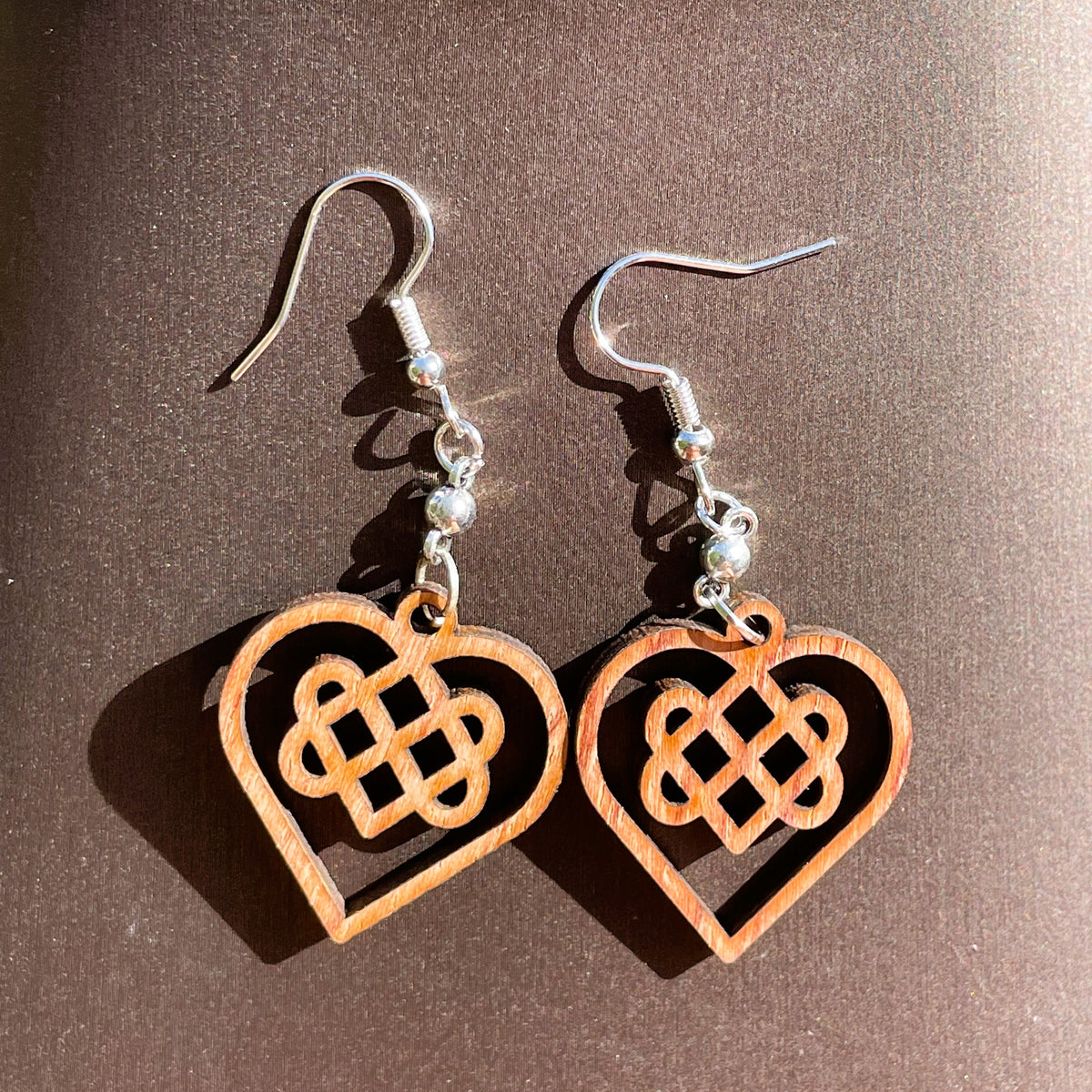 Boucles d'oreilles bois de noyer Triple Coeur Celtique & perle d'hématite argentée