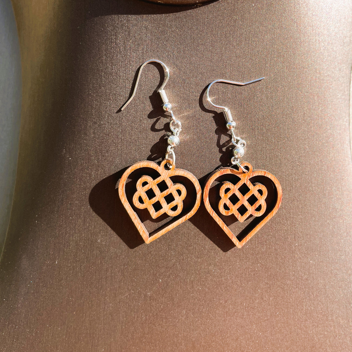 Boucles d'oreilles bois de noyer Triple Coeur Celtique & perle d'hématite argentée