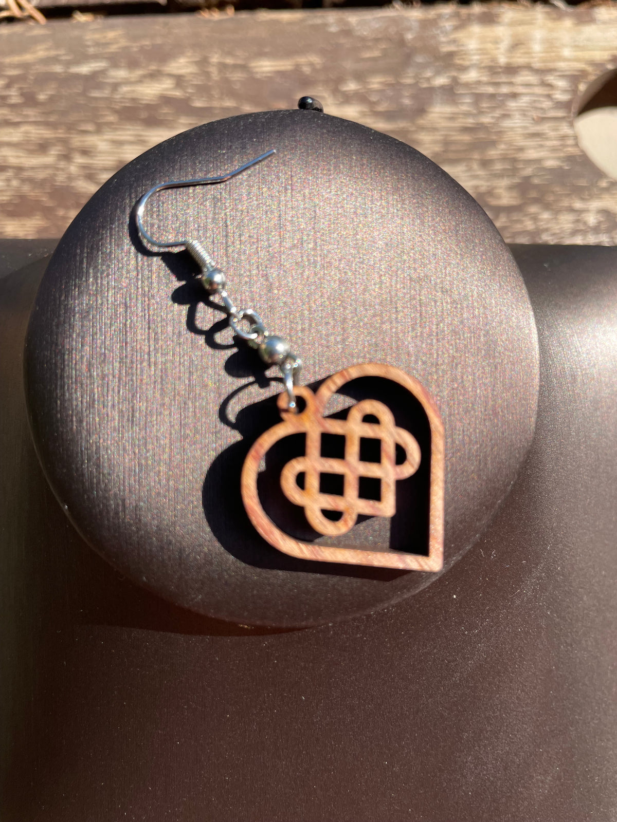 Boucles d'oreilles bois de noyer Triple Coeur Celtique & perle d'hématite argentée