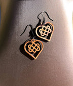 Boucles d'oreilles en bois de noyer Noeud Triple Coeur Celtique