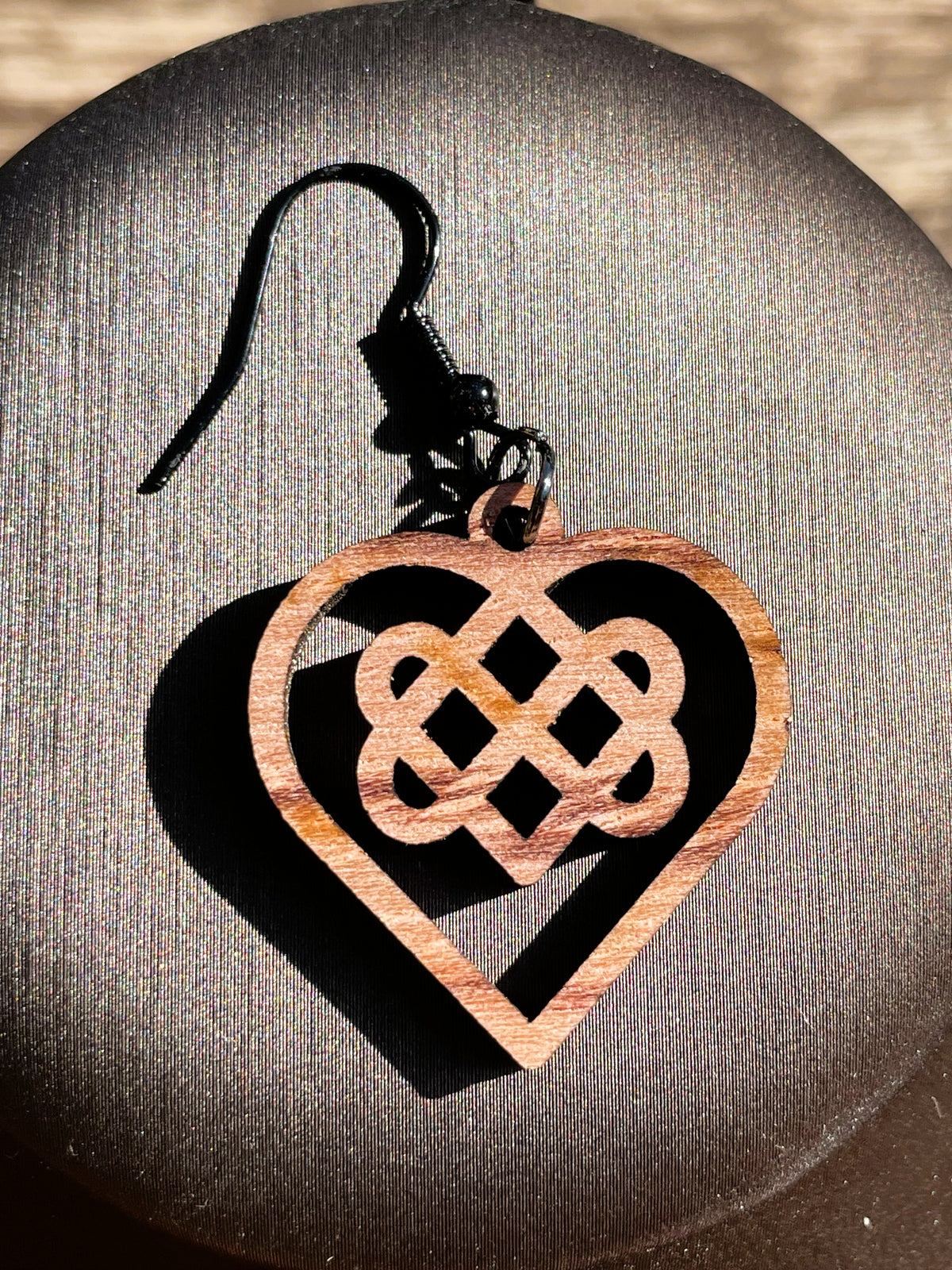 Boucles d'oreilles en bois de noyer Noeud Triple Coeur Celtique