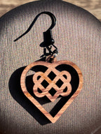 Boucles d'oreilles en bois de noyer Noeud Triple Coeur Celtique