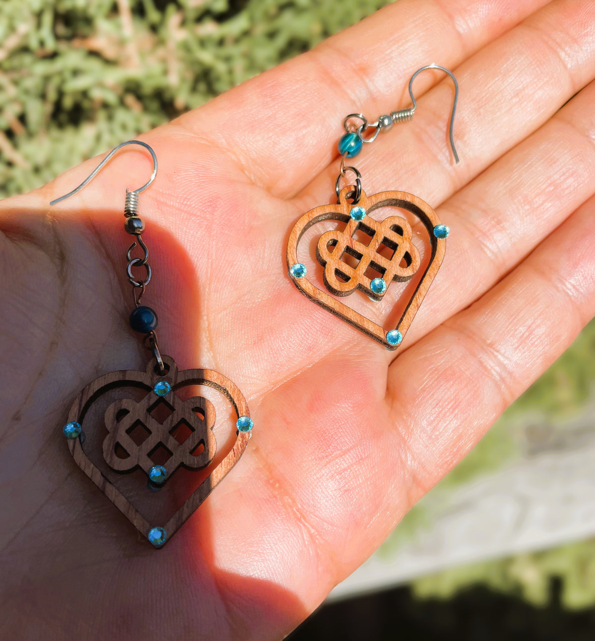 Boucles d'oreilles en noyer Triple Coeur Celtique & Strass & perle oeil du tigre bleu
