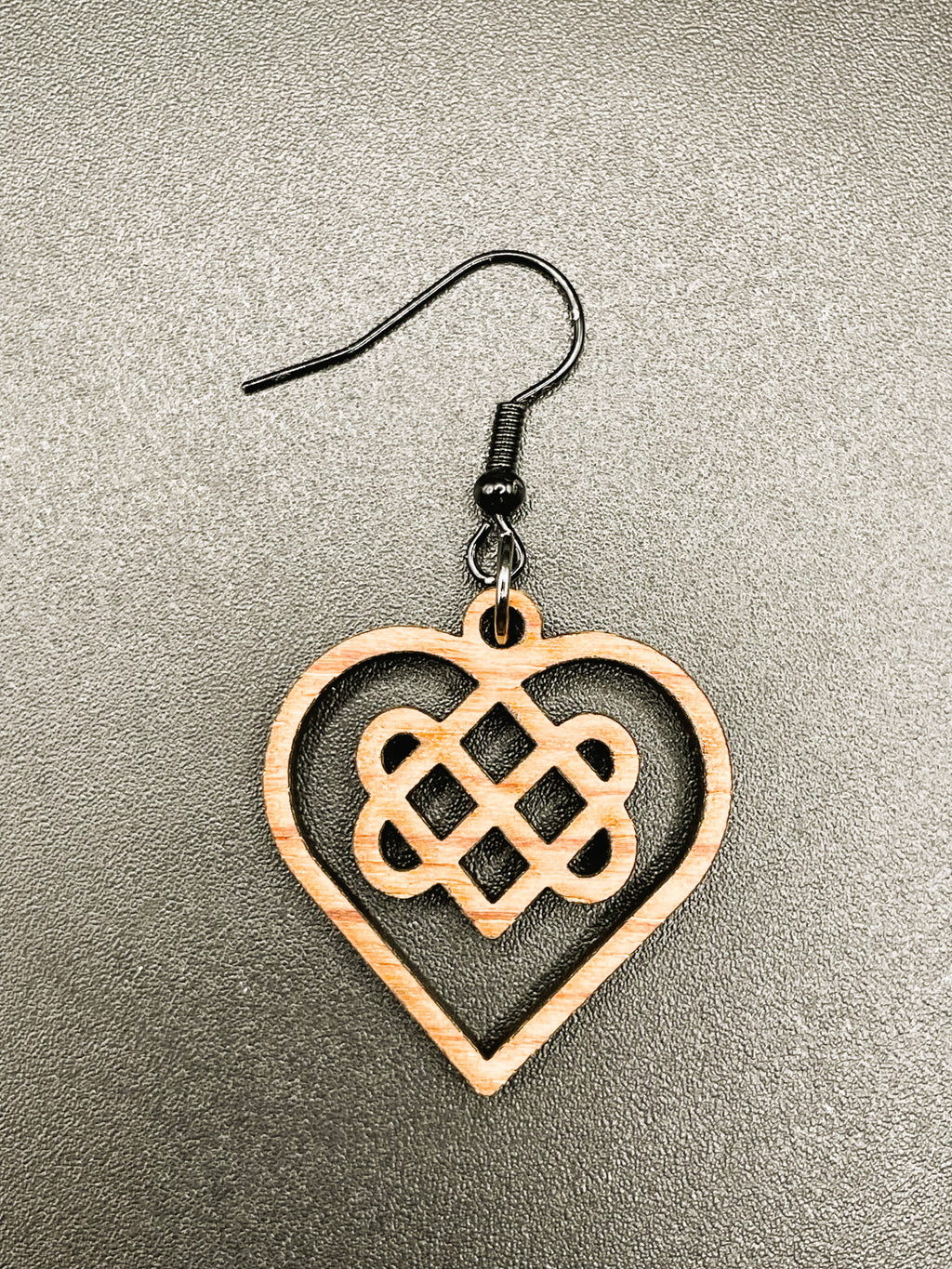 Boucles d'oreilles en bois de noyer Noeud Triple Coeur Celtique