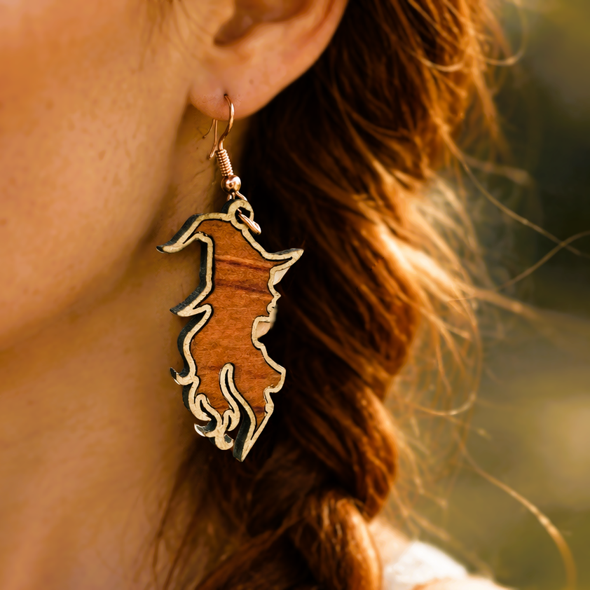 ces boucles d'oreilles en bois de noyer naturel et doré sont uniques et marient à la perfection authenticité naturelle, symbolisme mystique et touches de lumière scintillante.