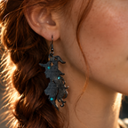 ces boucles d'oreilles en bois de noyer peint en noir sont uniques et marient à la perfection authenticité naturelle, symbolisme mystique et touches de lumière scintillante grâce aux trois strass qualité premium. .