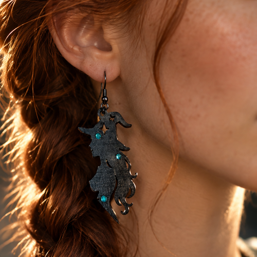 ces boucles d'oreilles en bois de noyer peint en noir sont uniques et marient à la perfection authenticité naturelle, symbolisme mystique et touches de lumière scintillante grâce aux trois strass qualité premium. .