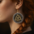 Boucles d'Oreilles Nœud Celtique Triquetra en Bois de Noyer éclat or et argent | Fait Main en Provence
