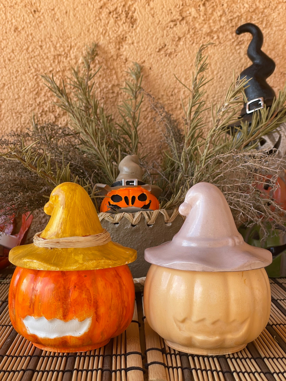 décoration automne éco-responsable
Entièrement faite à la main, cette bougie en forme de citrouille avec couvercle  chapeau  transcende la simple décoration d'Halloween et Samhain pour devenir un véritable objet de rituel et de réconfort. Chaque pièce est unique, façonnée avec intention pour infuser votre foyer d'une énergie chaleureuse et protectrice.
Un chaudron de céramique unique et réutilisable
Bien plus qu'une simple bougie, c'est une œuvre d'art brut et mystique.