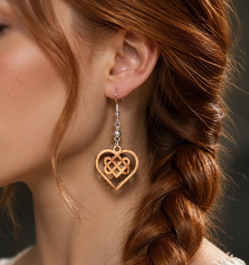 Boucles d'oreilles bois de noyer Triple Coeur Celtique & perle d'hématite argentée