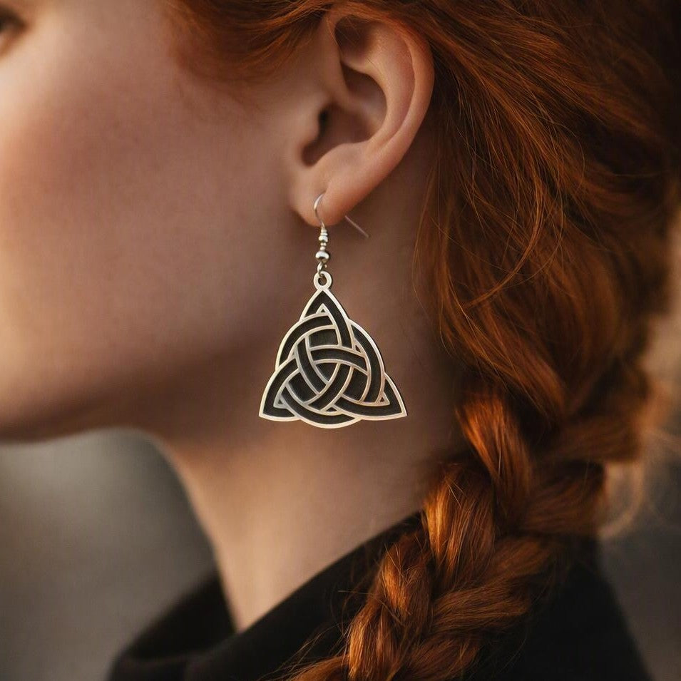 Boucles d'oreilles en bois de noyer argenté Triquetra