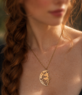 original collier et pendentif couleur rose fabriqué en acier inoxydable. LE pendentif est une sorcière volant , cheveux et robe au vent sur son balai à travers les étoiles et portée par un croissant de lune 